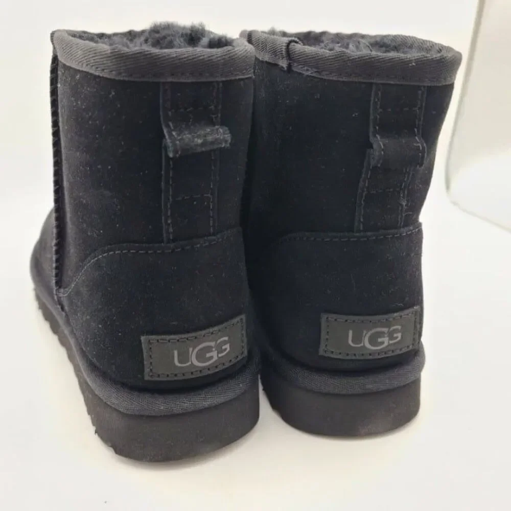 UGG Womens Boots black Suede Fur Classic Mini Stud II Medallion Size 6 37 new